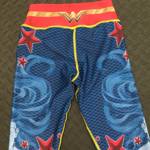 NEW Wonder Woman Compression Leggings - Picture 5 of 5
